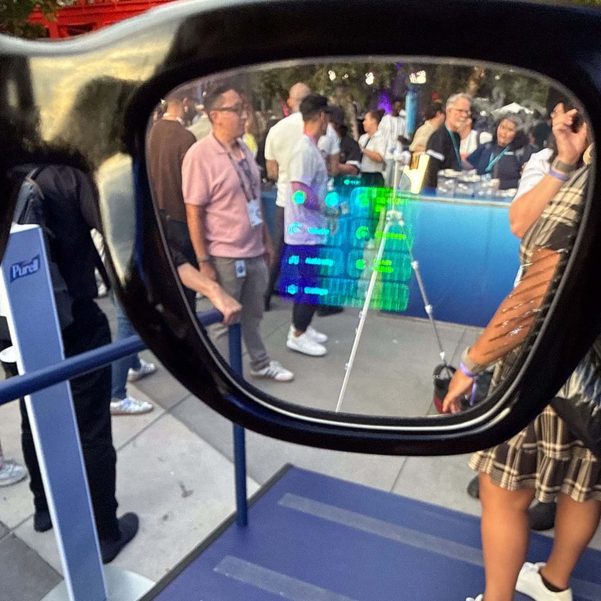 表示をカメラで撮影してみた。発色はおかしくなったが、表示自体は鮮明だ