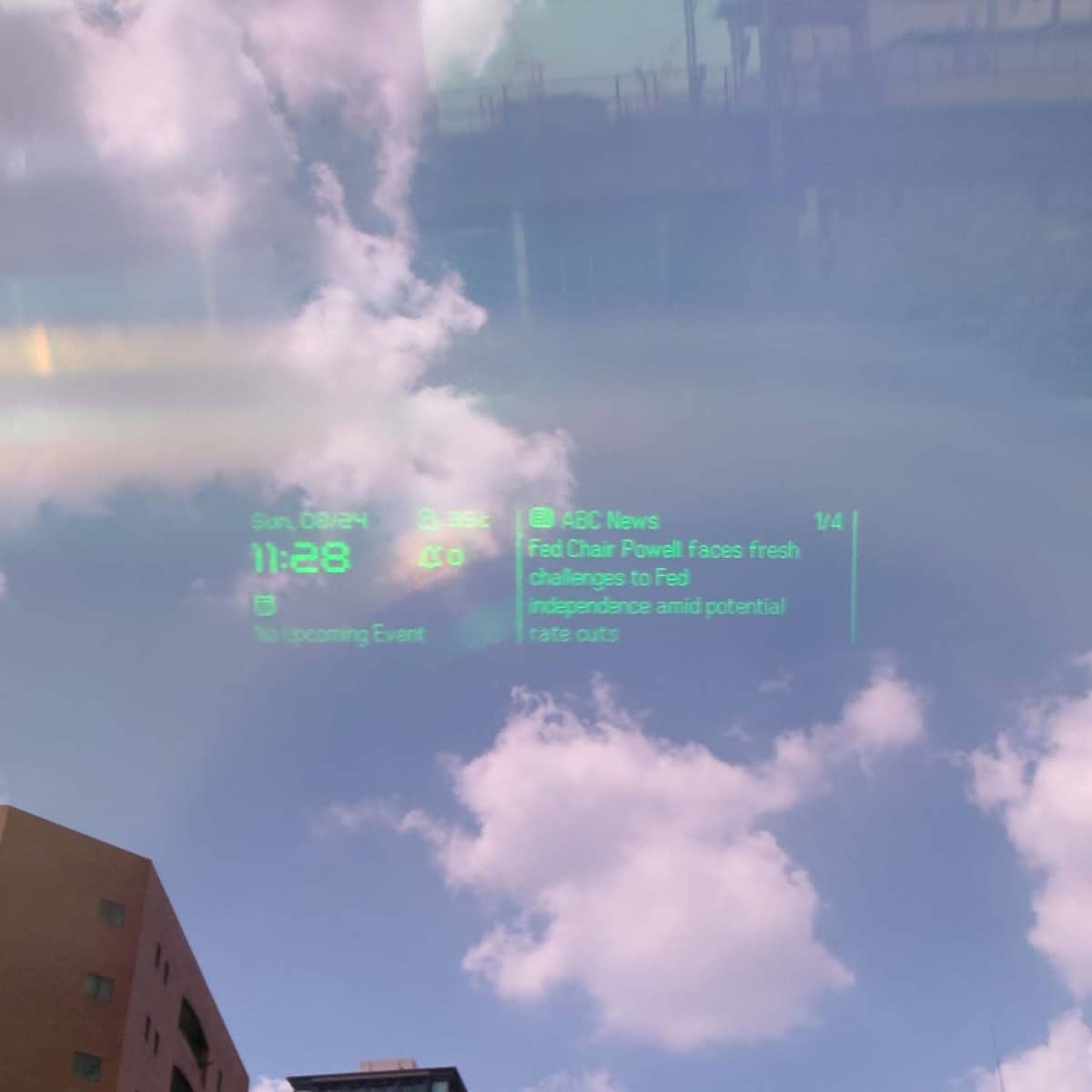 Even G1の表示をカメラで実際に撮影したもの。空中に緑色の文字で時間や通知などの情報が浮かぶ