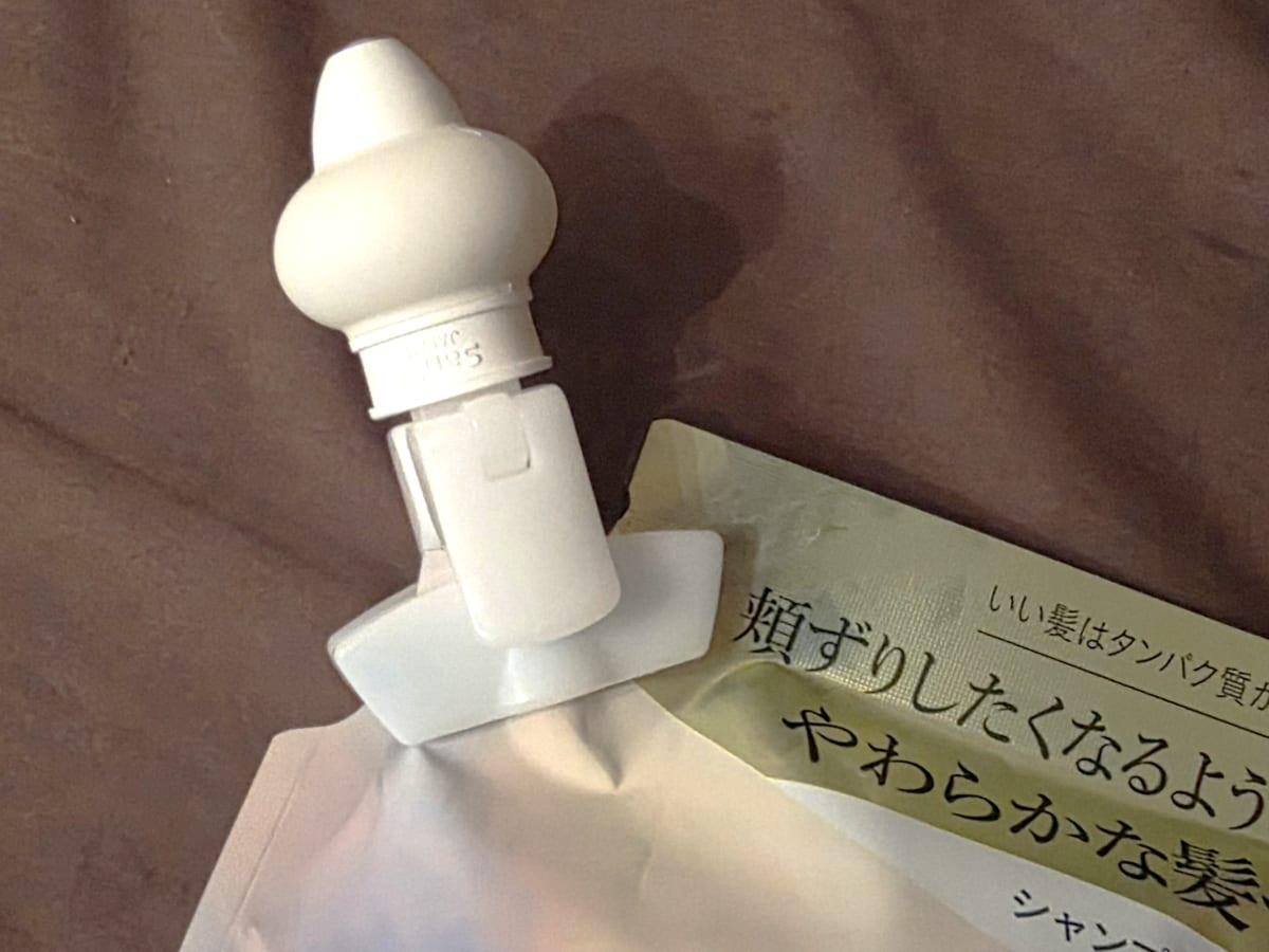 装着はワンタッチで行なえる。本体の留め具を解除し、パックの入口に挿入。留め具を戻せば完了する