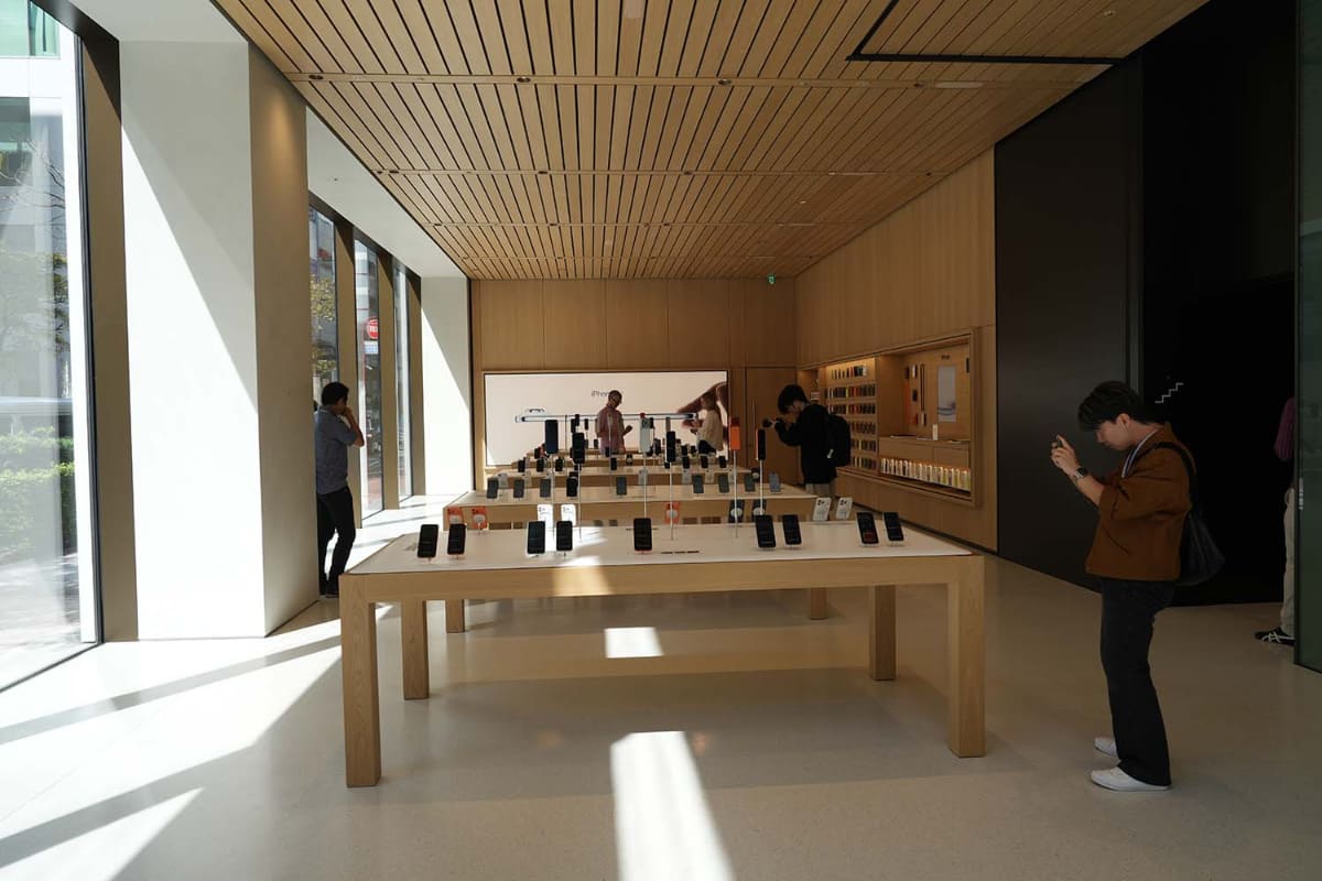 1階はiPhoneが中心に