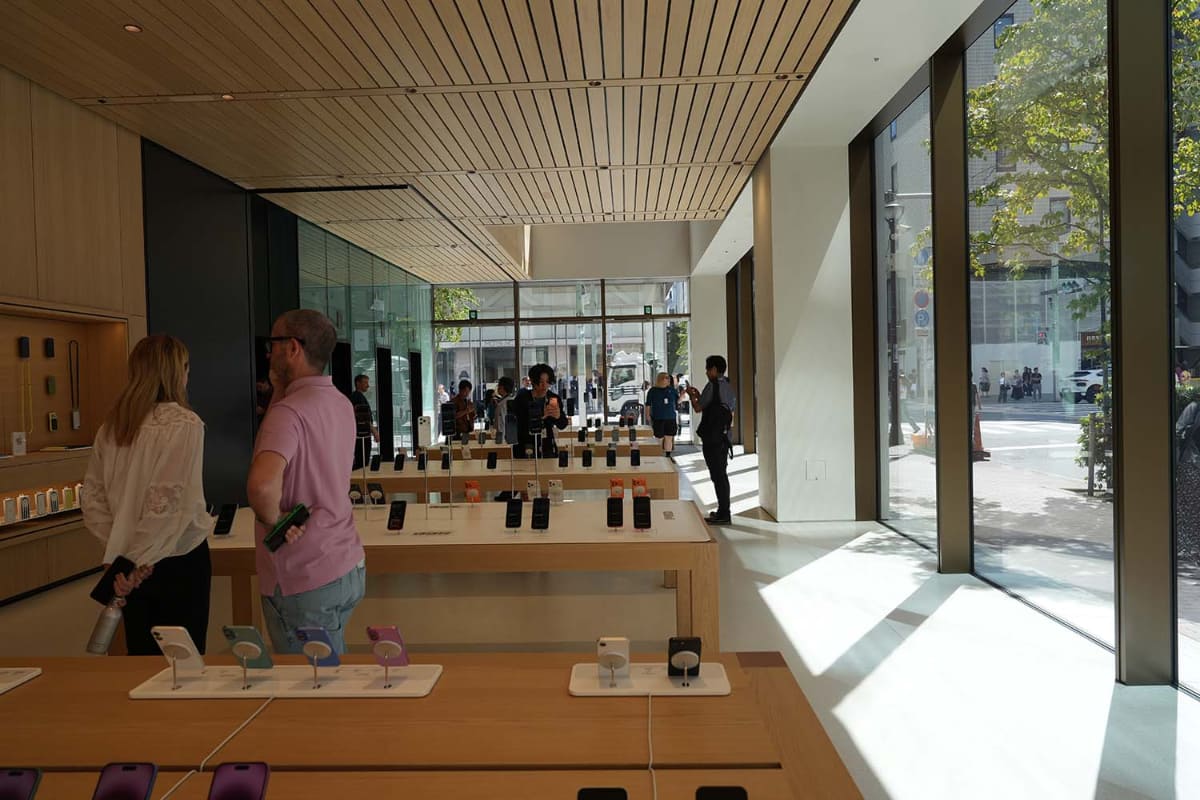 1階はiPhoneが中心に