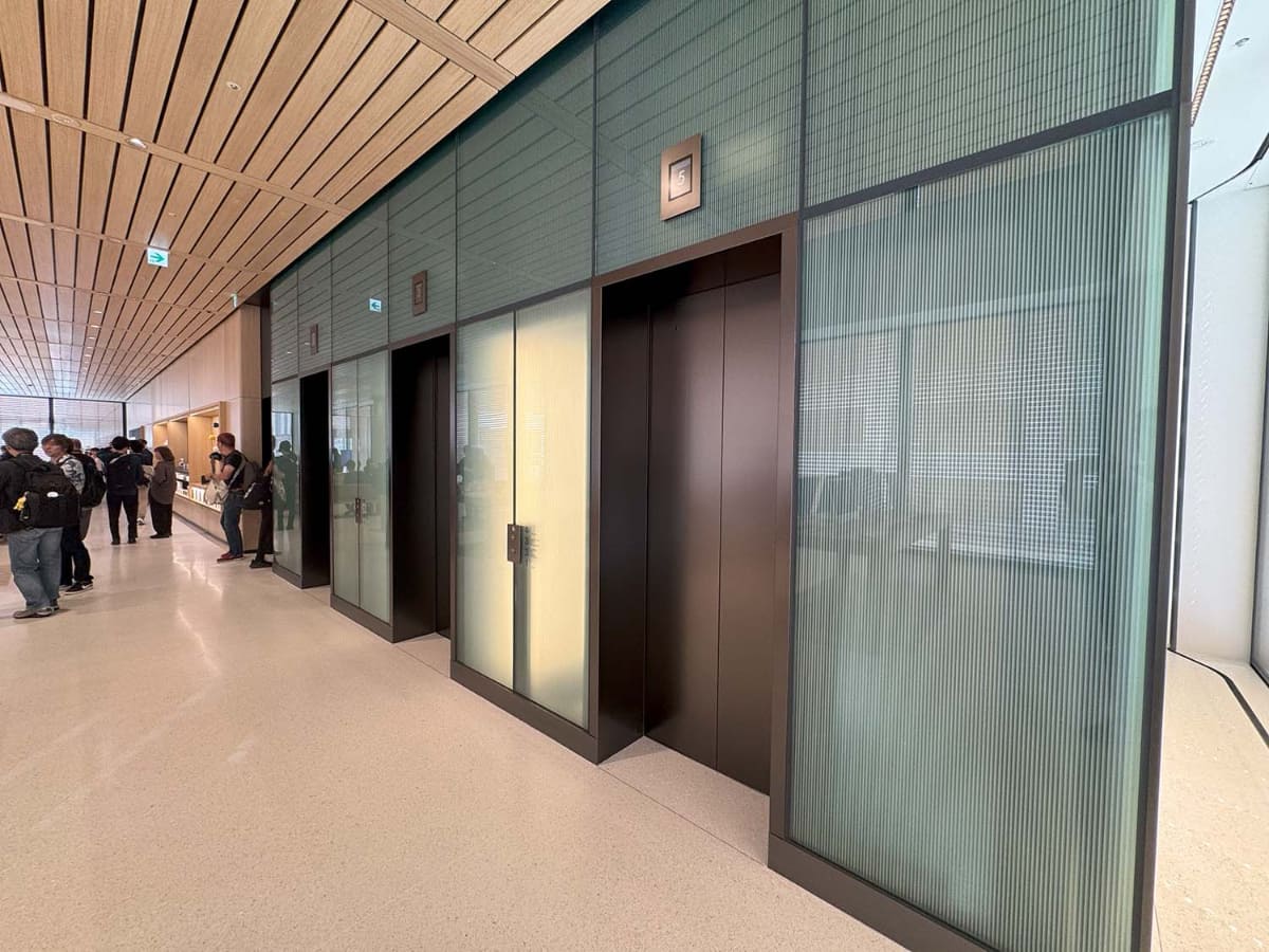 エレベーターの動きに合わせて光る