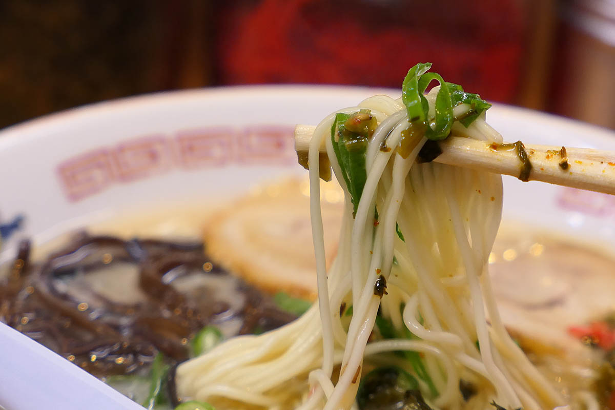 博多駅のラーメンは、細麺と豚骨スープがよく絡む