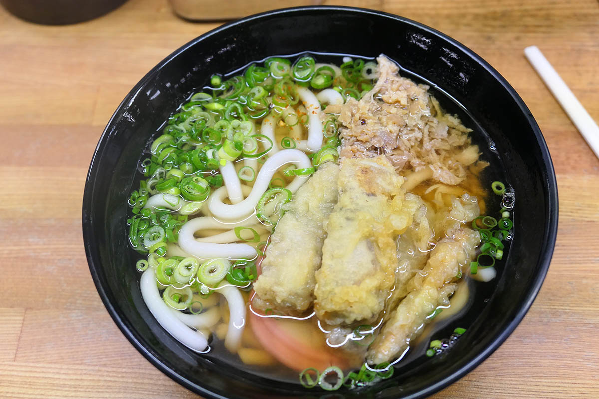 博多駅ホームの「ごぼ天うどん」