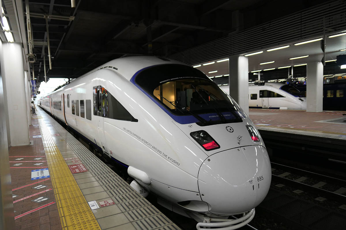 ホームに停車する885系・特急「ソニック」(通称：白ソニック)