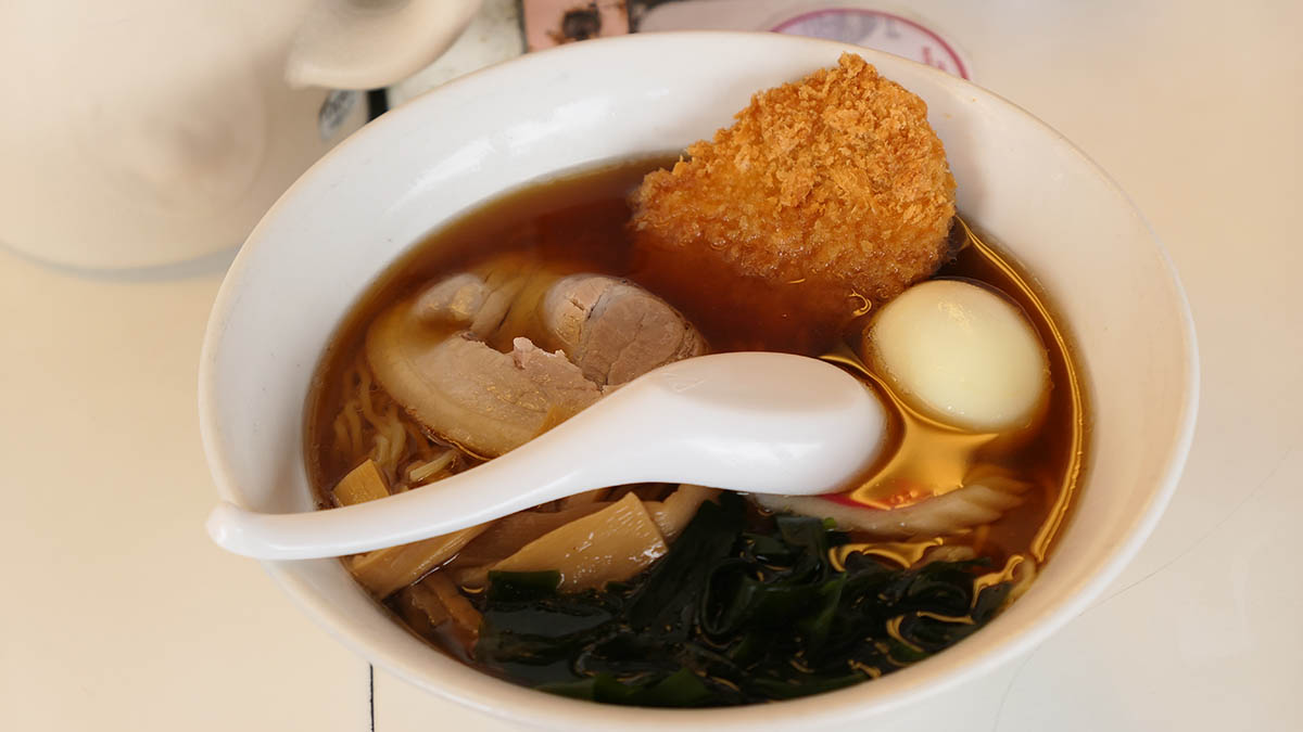春日部駅の「コロッケラーメン」。あっさり醤油とコロッケの脂の相性が絶品