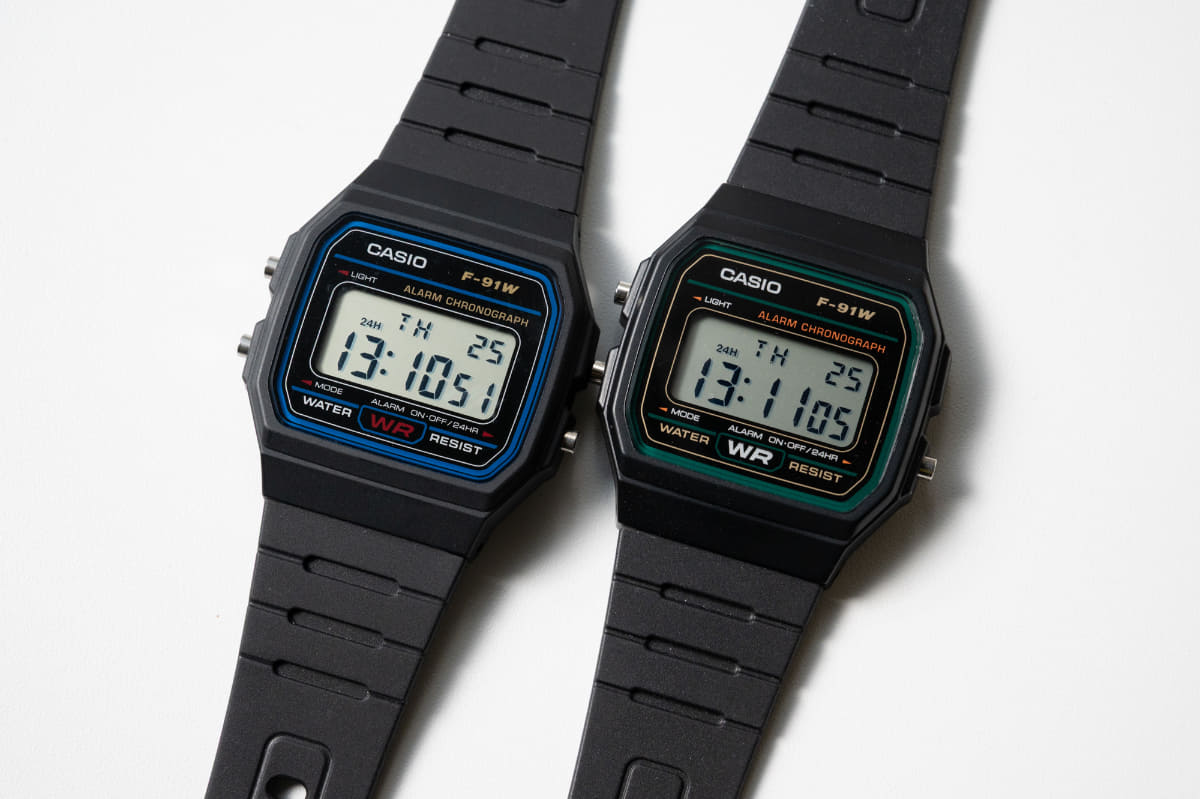 F-91Wの初号機であるブルーの「F-91W-1JH」(左)と、グリーンの「F-91W-3JH」(右)