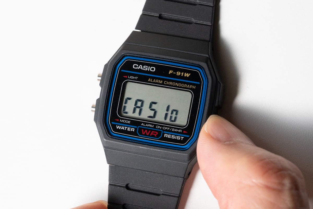 右下のボタンを3秒間長押しすると「CASIO」と表示