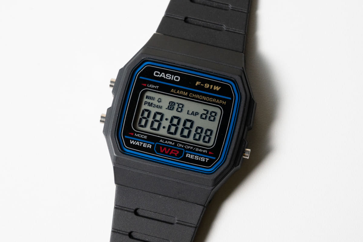 3つのボタンすべてを同時に押すと液晶が全点灯する。これは出荷時の検査用機能とのこと