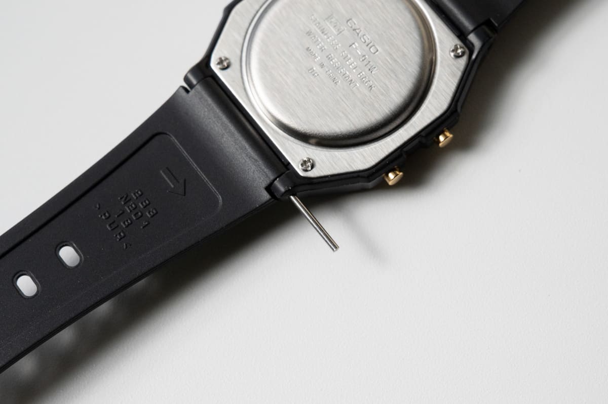 F-91Wの、バンドとケースをつなぐ部分と圧入ピン
