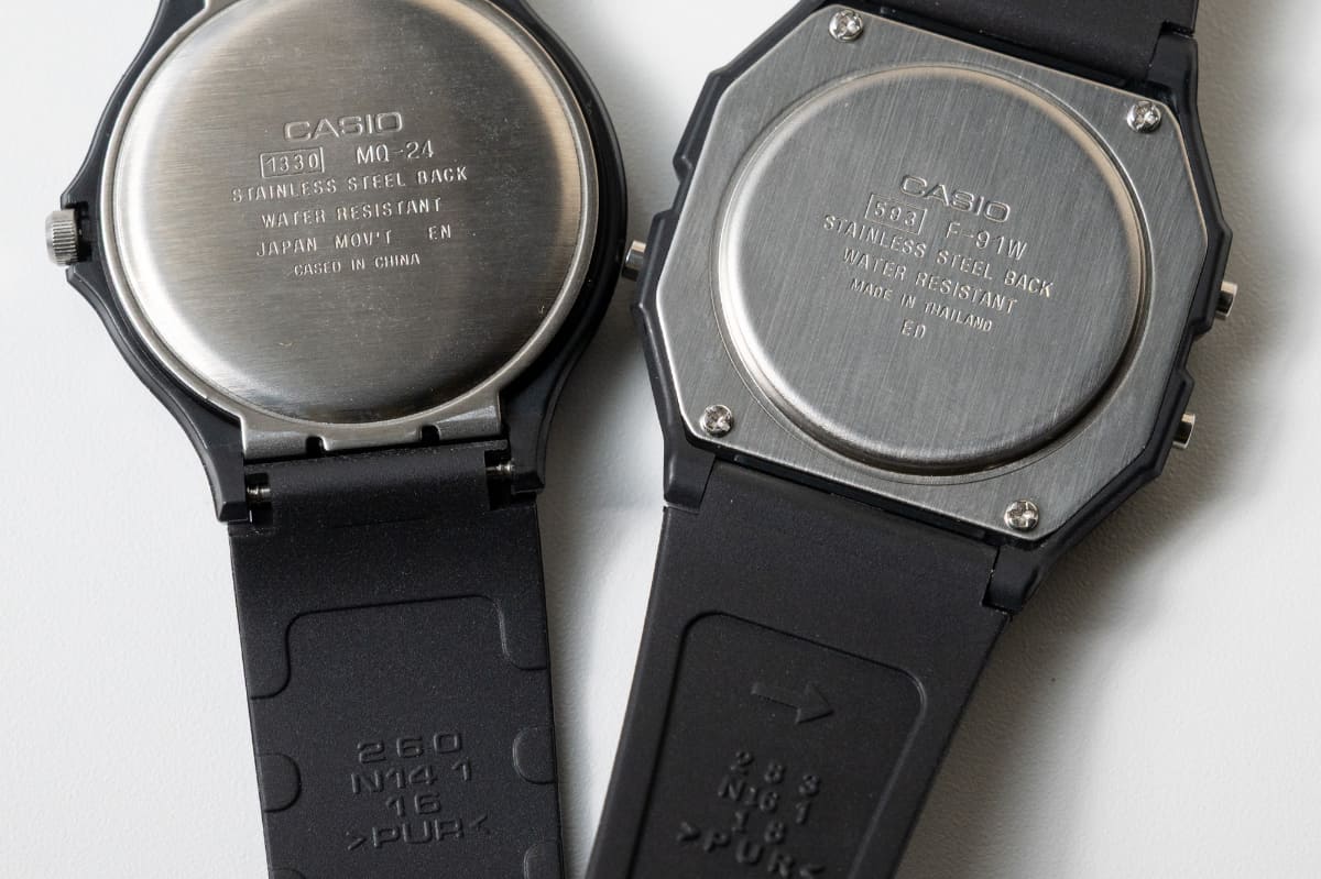 一般的なバネ棒を採用しているMQ-24(左)と、圧入ピンのF-91W(右)