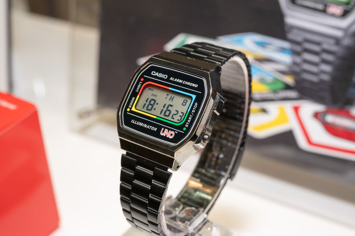 「UNO」とのコラボレーションモデル「A168WEUC」(12,100円)