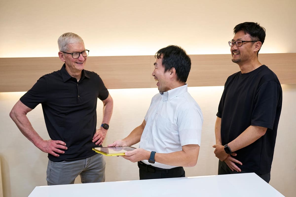 「アメミル」開発陣と談笑するクックCEO