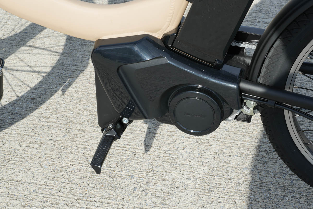 ペダルはないので足置きを備えています