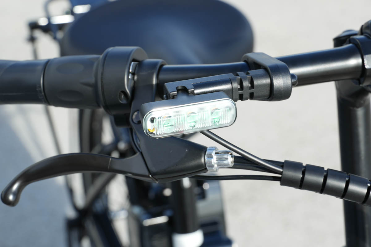 特定原付には走行中のモードを表示する緑のランプを車両の前後に備えています。点滅時は歩道走行モード、常時点灯時は車道走行モードです