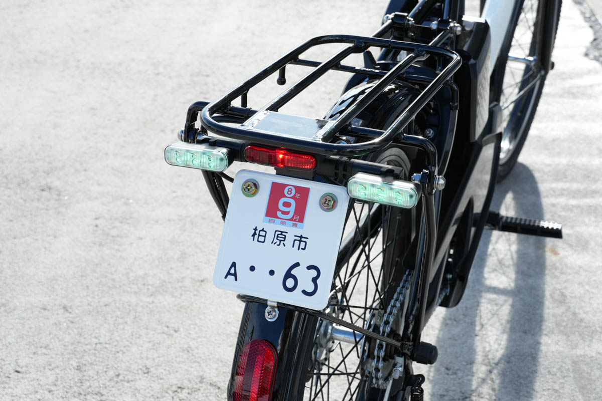 ナンバープレートには自賠責保険のステッカーを貼ります