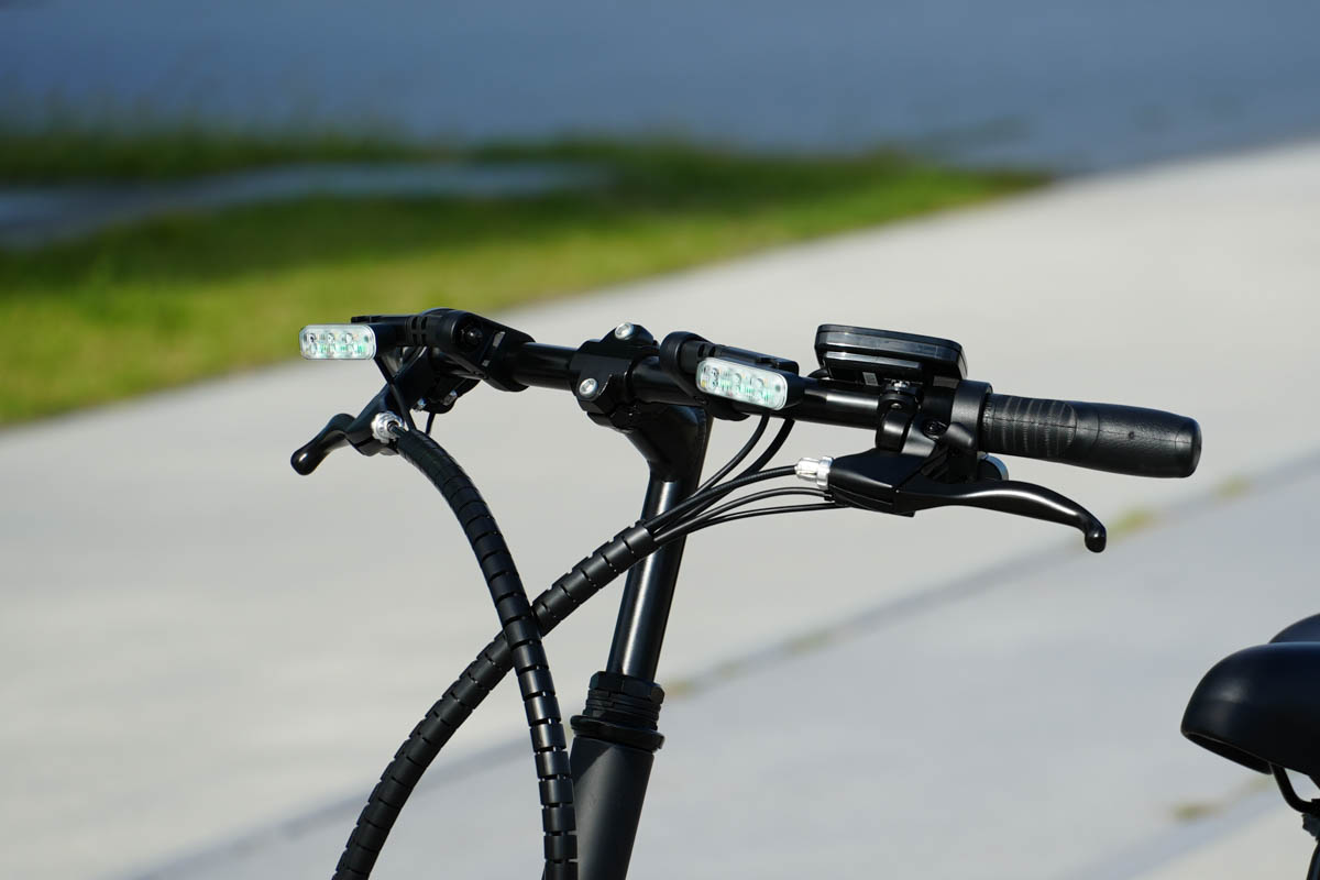 特定原付には走行中のモードを表示する緑のランプを車両の前後に備えています。点滅時は歩道走行モード、常時点灯時は車道走行モードです