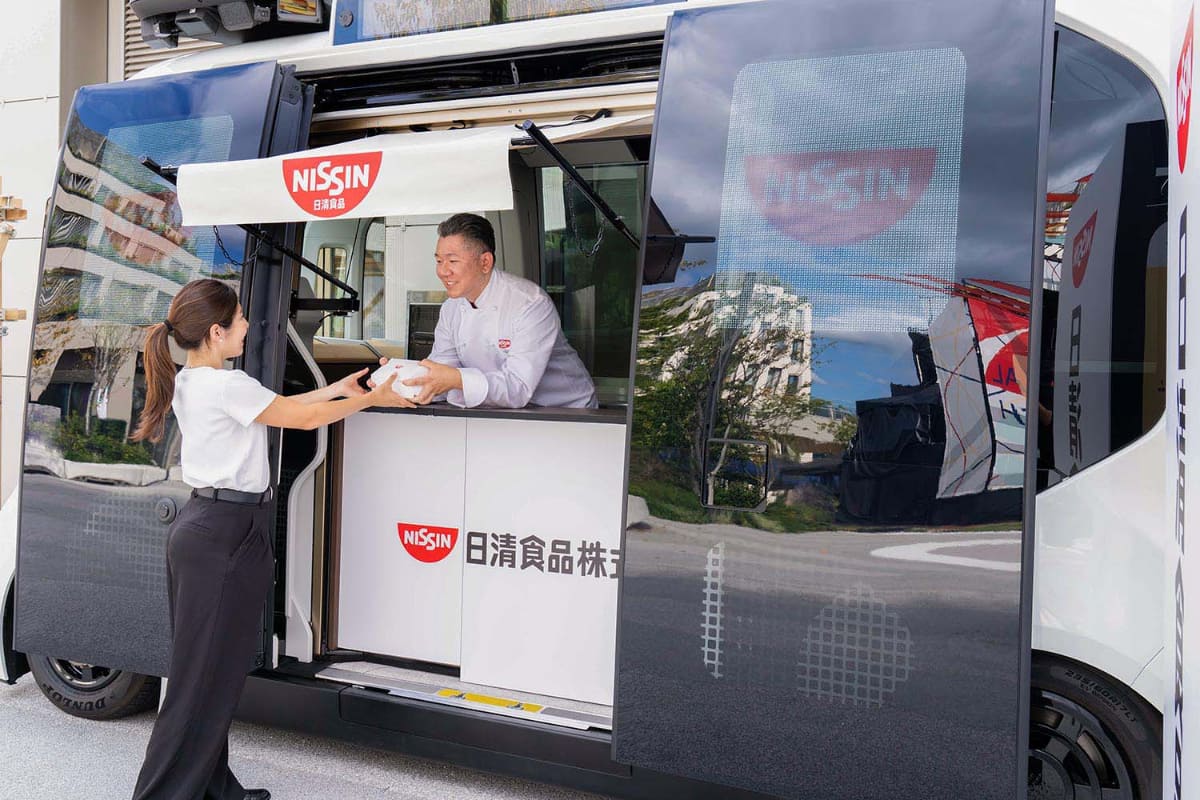 日清食品。e-Paletteを利用したToyota Woven Cityでの食事提供イメージ