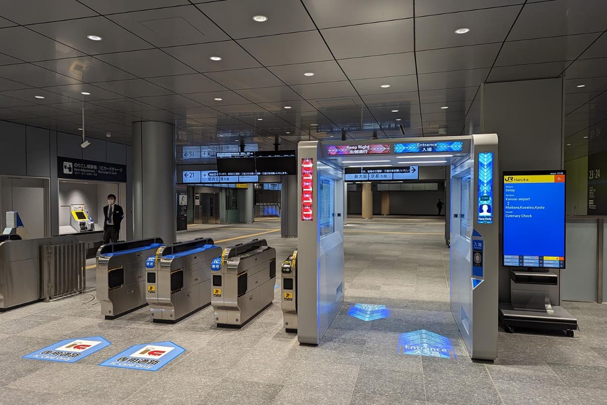 JR大阪駅のうめきた地下口にある顔認証改札。通勤時間帯などは封鎖されているようだが、通常時は顔認証のみならずICOCAなどの交通系ICカードも利用できるため、通行の妨げにはならない