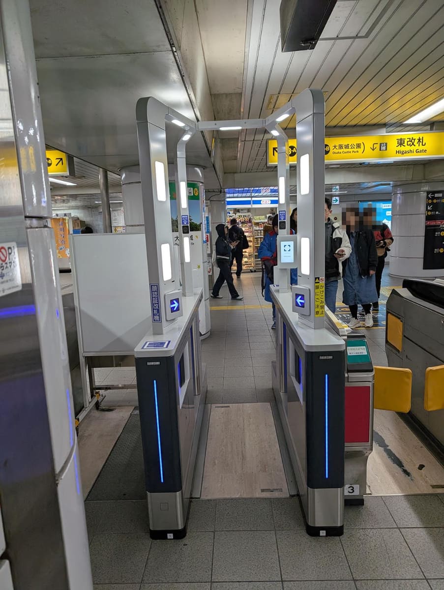 大阪メトロに設置された顔認証改札。筆者の私見で恐縮だが、運用開始から大阪を10往復くらいしているが、滞在中この改札を利用した人を一度も見たことがない