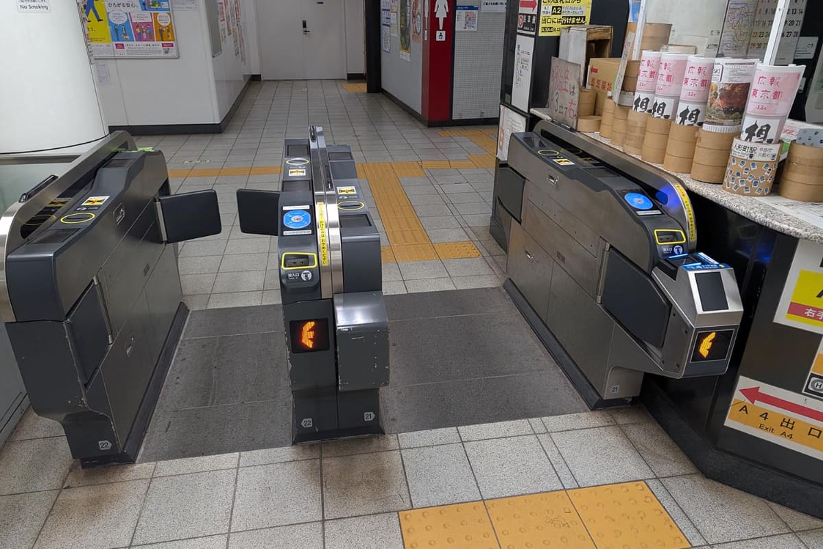 都営浅草線では全面的にクレジットカードの“タッチ乗車”が可能であり、特に羽田方面に向かう際には重宝している。ただし他の交通機関への乗り換え予定がある場合、割引運賃が適用されなかったり、特定の改札から出場できないといった問題がある