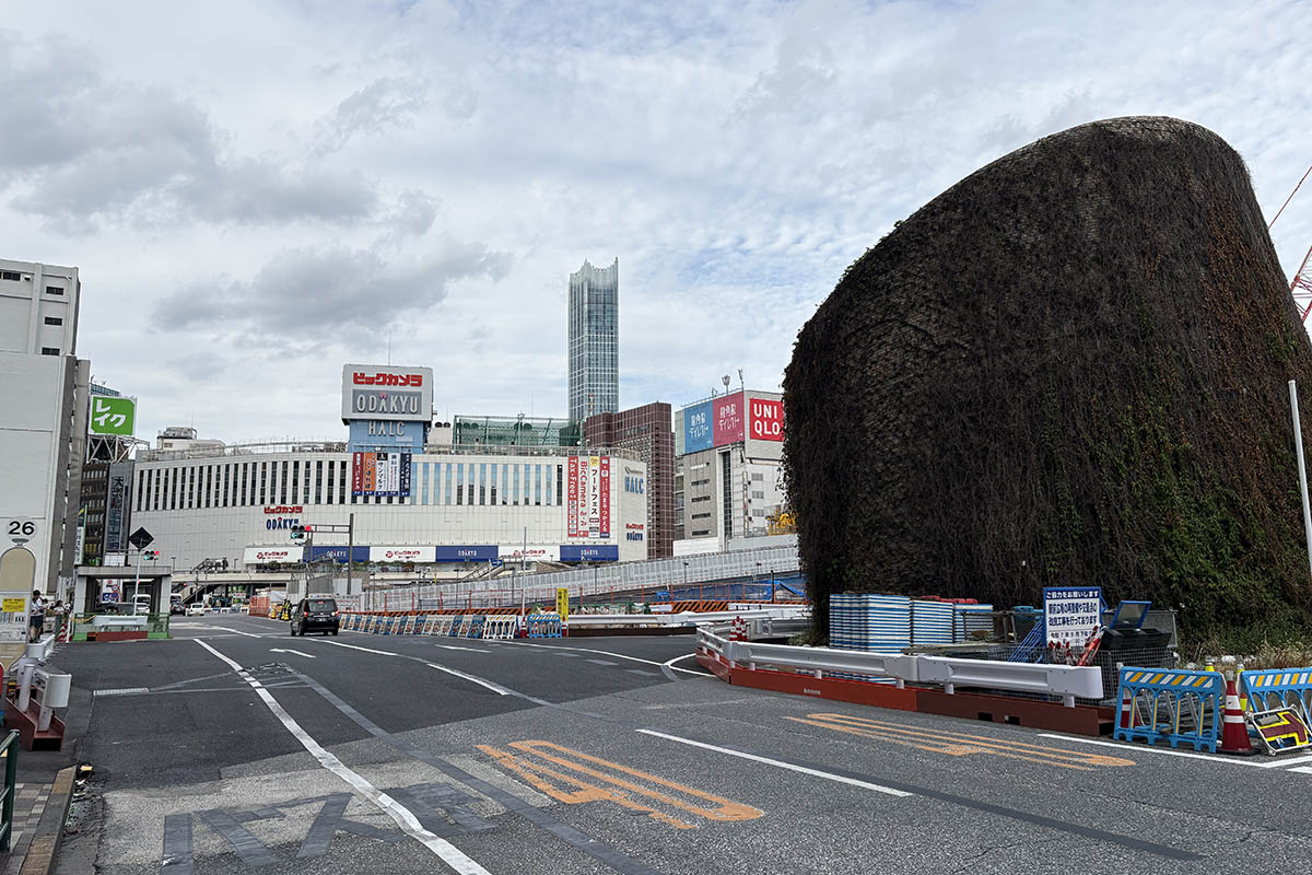 建替えが進められている明治安田生命新宿ビル前から撮影。正面に見えるビックカメラ、小田急ハルク方面には車で通り抜けできなくなる(9月22日撮影)