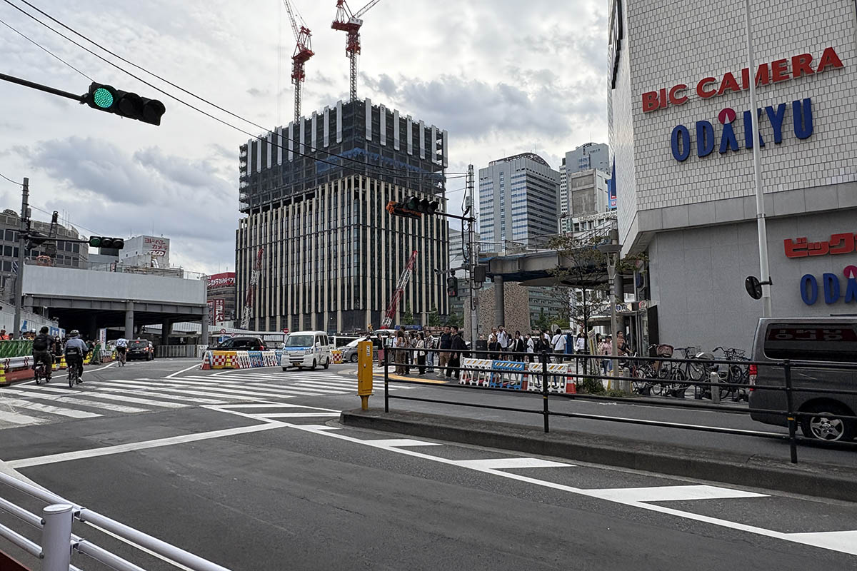 小田急百貨店跡地前も通り抜けできなくなる(9月22日撮影)
