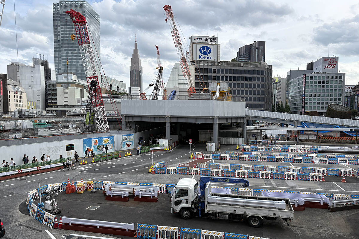 小田急百貨店跡地前も通り抜けできなくなる(9月22日撮影)