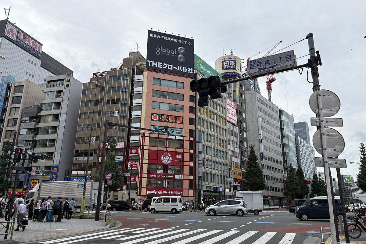 ルミネ1前の交差点を代々木方面側から撮影。この交差点を車で直進して小田急ハルク前までは行けない(9月22日撮影)