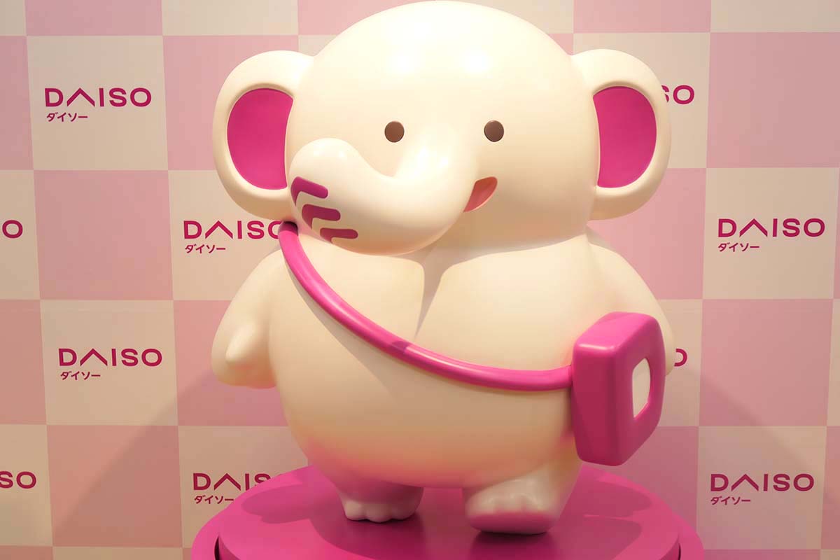 「DAISO アルカキット錦糸町店」の等身大フィギュア