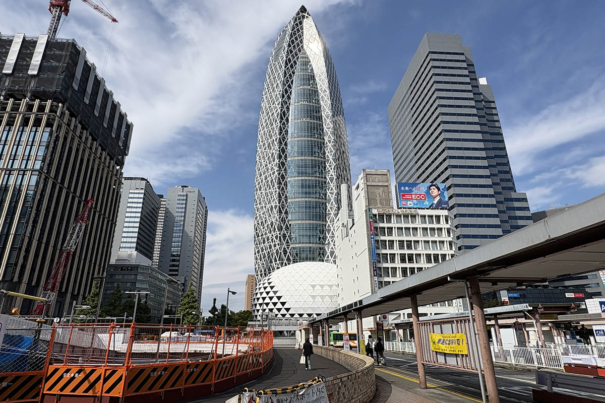 新宿駅西口の駅前から西方向を見た風景。写真下部中央が新たな歩行者動線