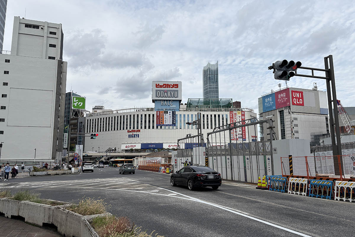 9月22日時点の明治安田新宿ビルおよびスバルビル跡地前の丁字路