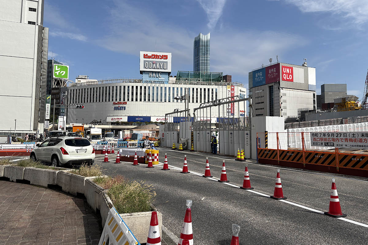 9月27日から小田急ハルク方面に直進できなくなったため、車道はL字型となった