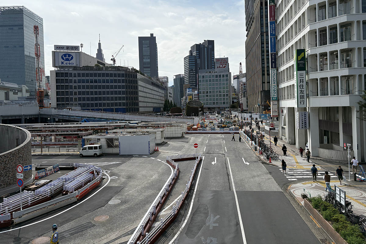 9月27日に歩行者動線ができたため、バスターミナルから出発するバスも右折のみとなる