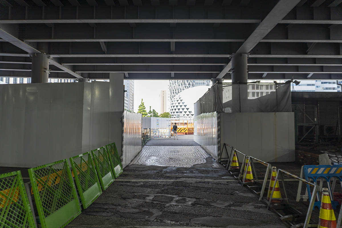 駅(小田急百貨店跡地)側の歩行者動線への入口