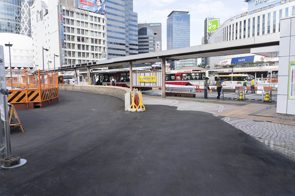 左に進めばスバルビル跡地・都庁方面、右に進めばバスターミナル