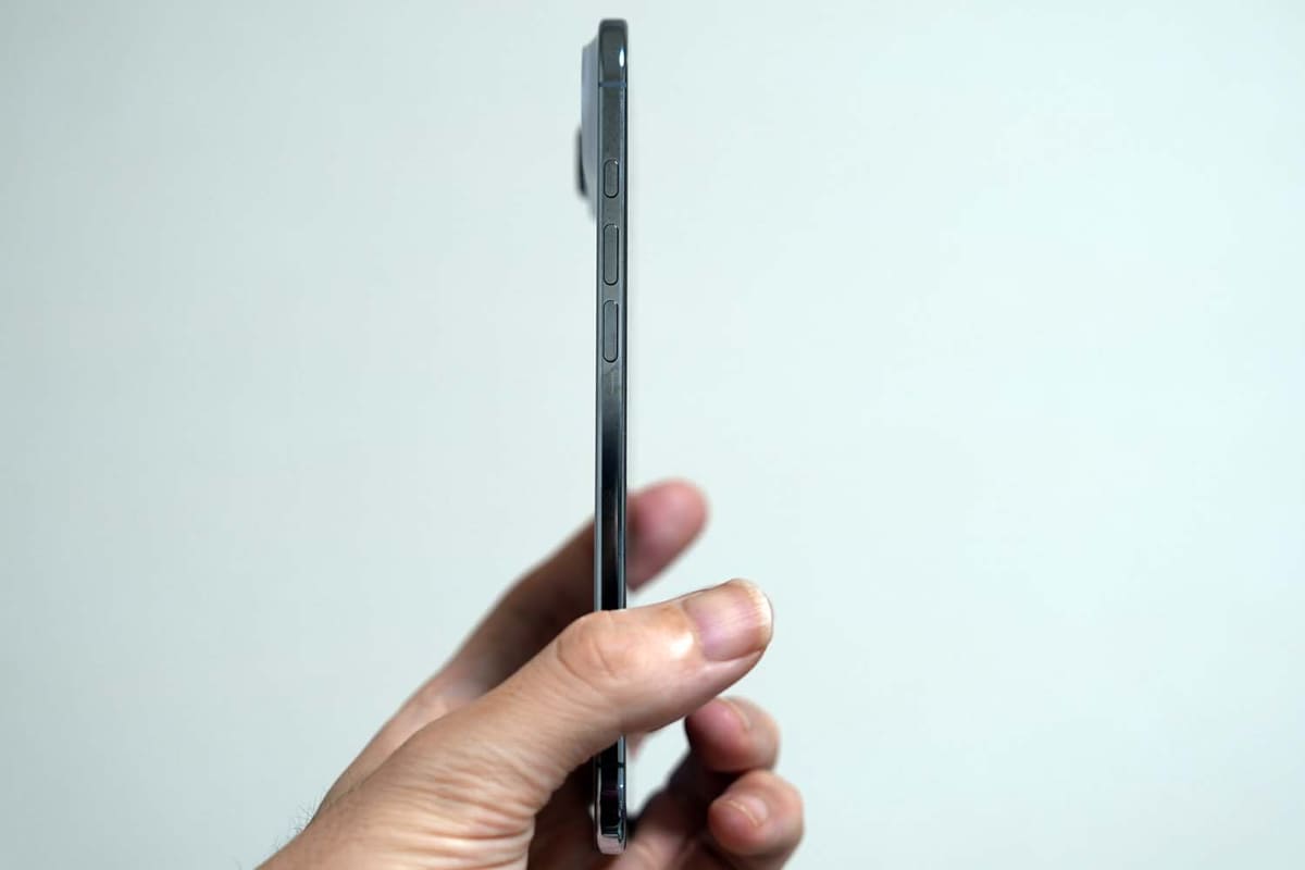 iPhone Air。やはり薄い