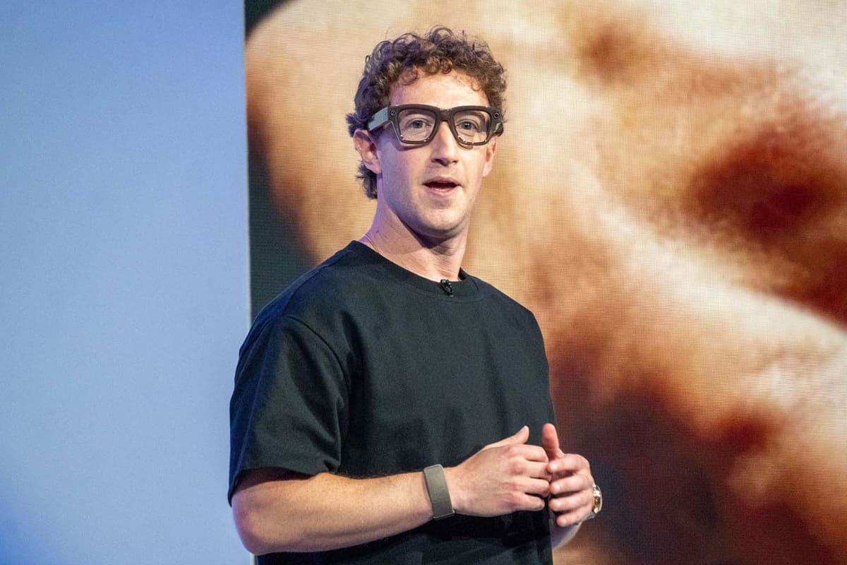 Metaの新製品「Meta Ray-Ban Display」をかける、同社のマーク・ザッカーバーグCEO