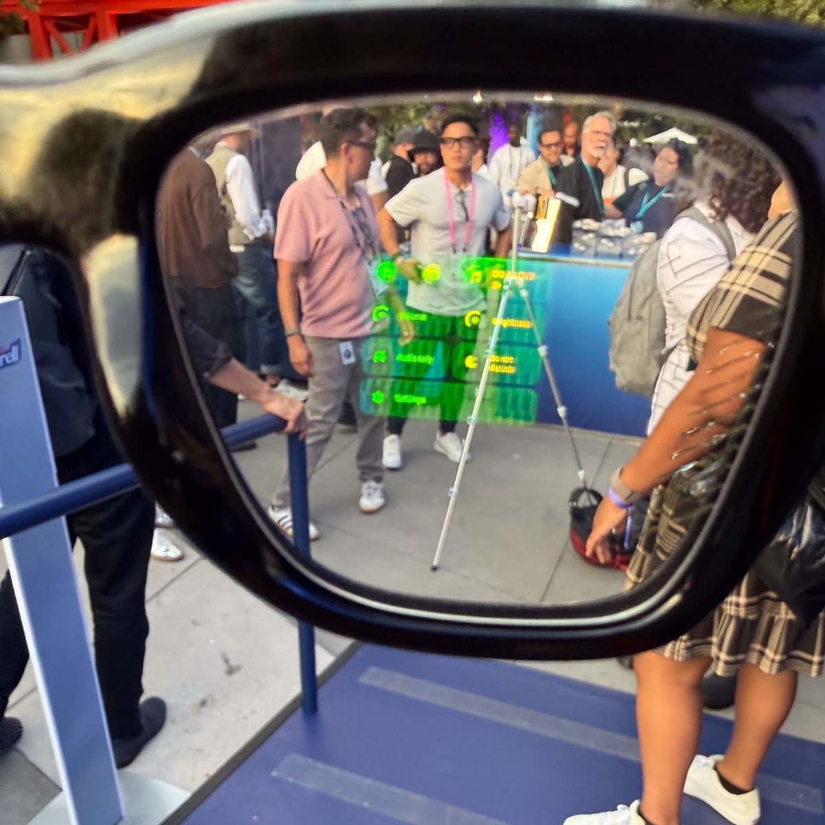 Meta Ray-Ban Displayは、カラーで右目に情報を表示する