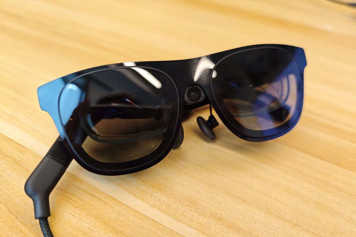 XREAL One。写真は別売の「XREAL Eye」をセットにしたもの