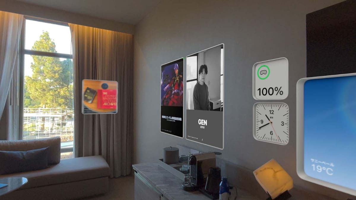 Vision Pro用の最新OS「visionOS 26」で撮影した画像。壁やカーテンにポスターのようにアプリが張り付いているが、もちろん実際には存在しない