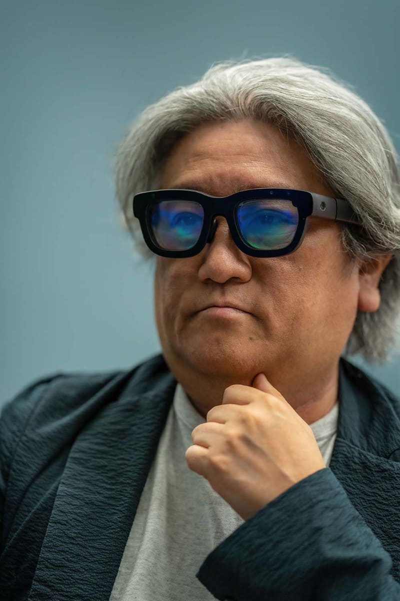 Orionを体験中の筆者。完全なARグラスであり、Meta Ray-Ban Displayとは似て非なる存在だ