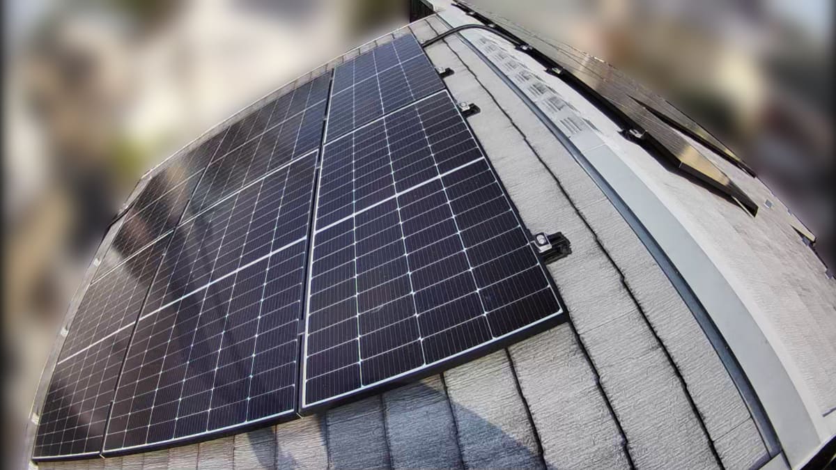 自宅の屋根上に設置した太陽光パネル(監視カメラ映像)