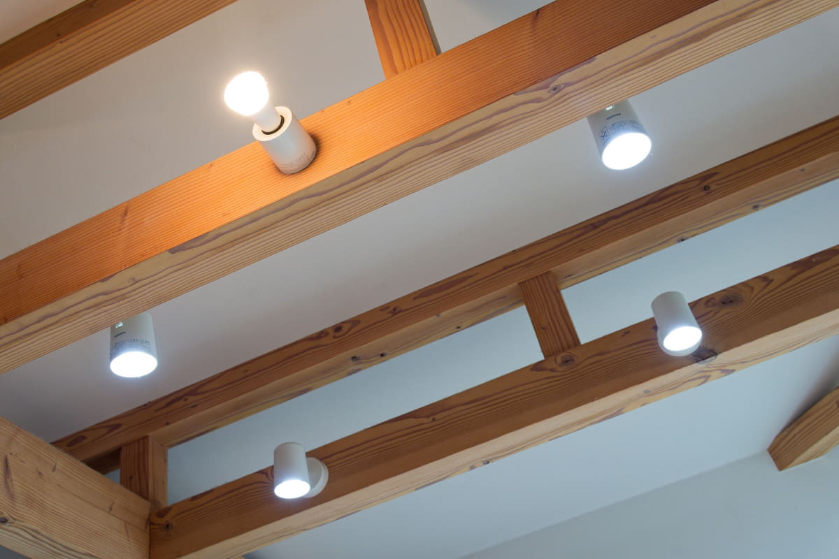 宅内の照明の大半はスマート電球に。調光することで節電につなげられますが、そもそも製品価格が高いのでコスト減にはなっていません。趣味みたいなものです