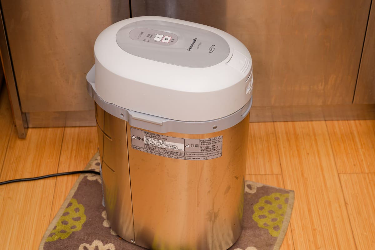 生ゴミの減量＆臭い防止のために導入している生ゴミ処理機。700Wほど消費するので、できるだけ発電量の多い日中に動かします