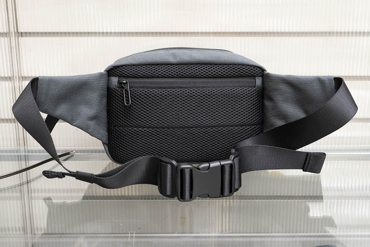体に当たる部分はメッシュ素材に。スマホを楽々出し入れできるファスナーポケットも