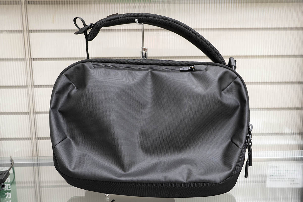 エアー Tech Sling3(25,300円)。トップ部分には小物用のクイックアクセスポケットが