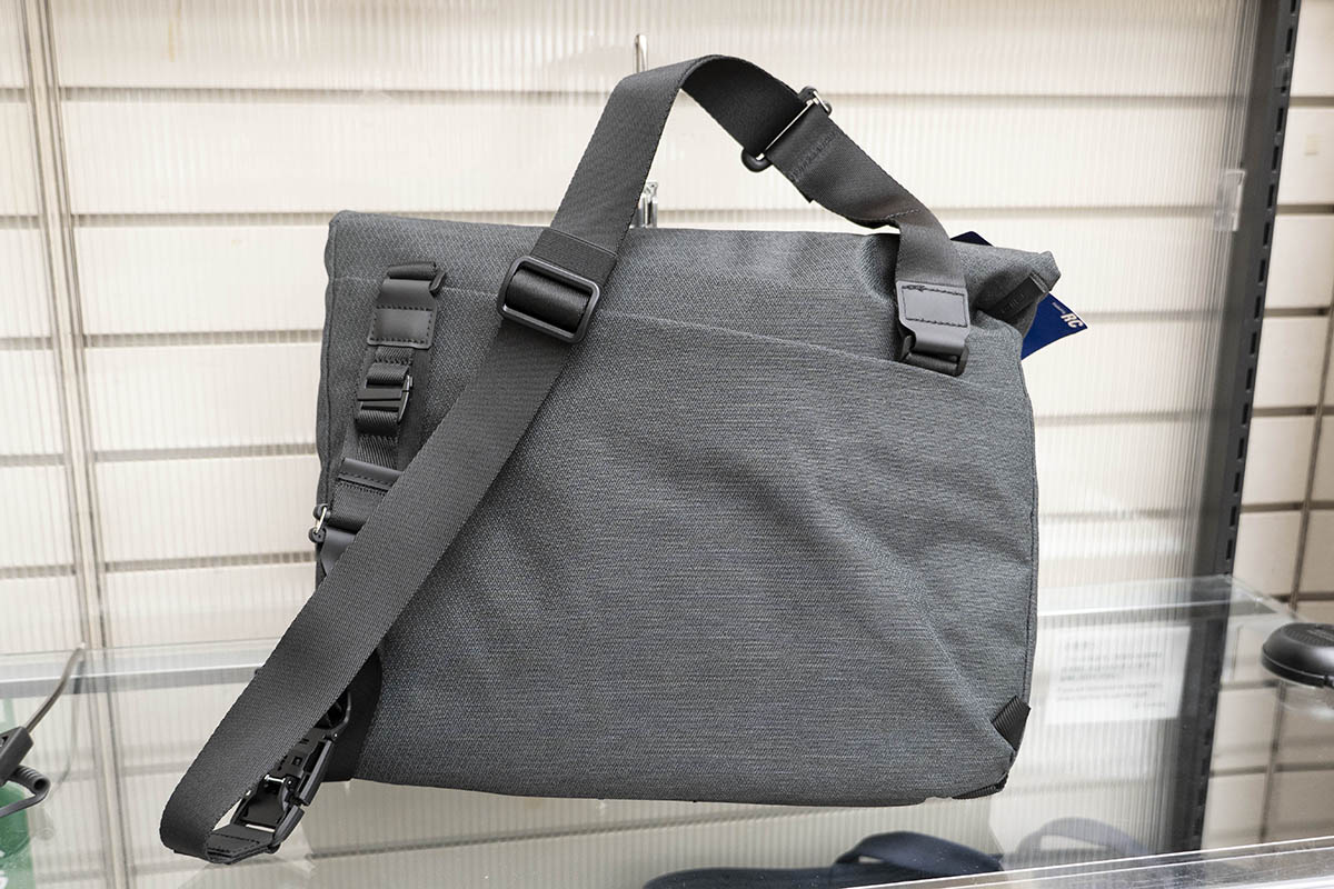 背面には貴重品を収納することを想定してジッパー式の隠しポケットをレイアウト