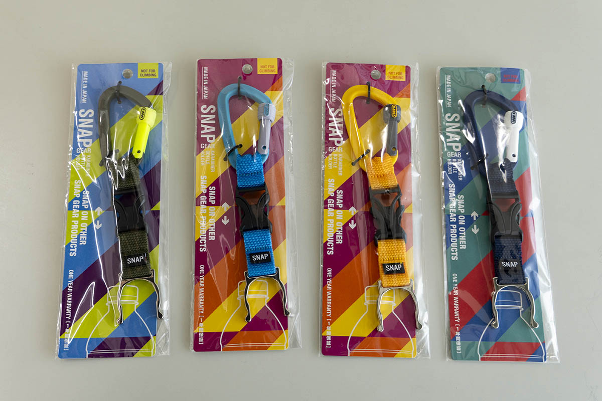 スナップギア カラビナボトルホルダーS(1,397円)。なお、ペットボトルの形状によっては使用できない場合がある