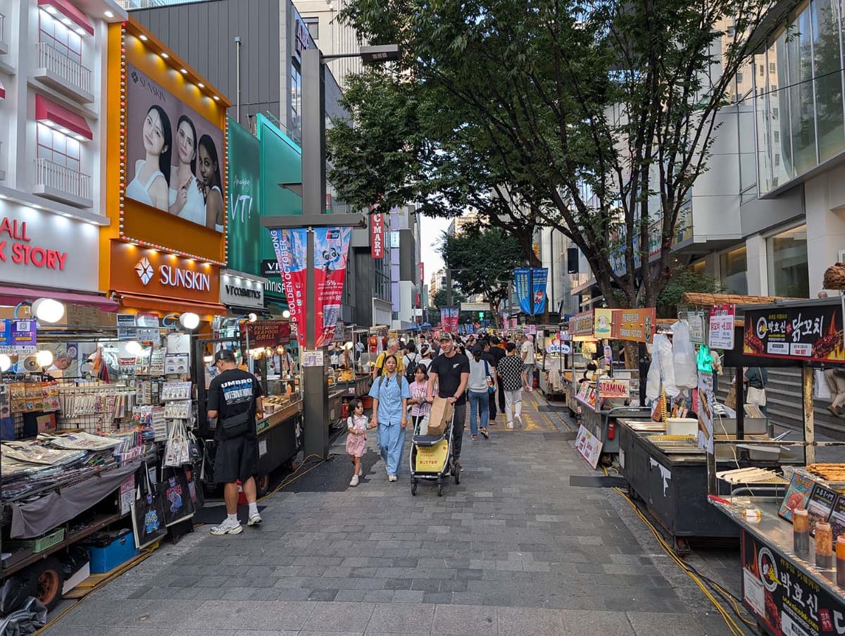 韓国の首都ソウル屈指の繁華街である明洞は日本人に人気のエリアだが、夕刻にはこのように多数の屋台が建ち並ぶようになる